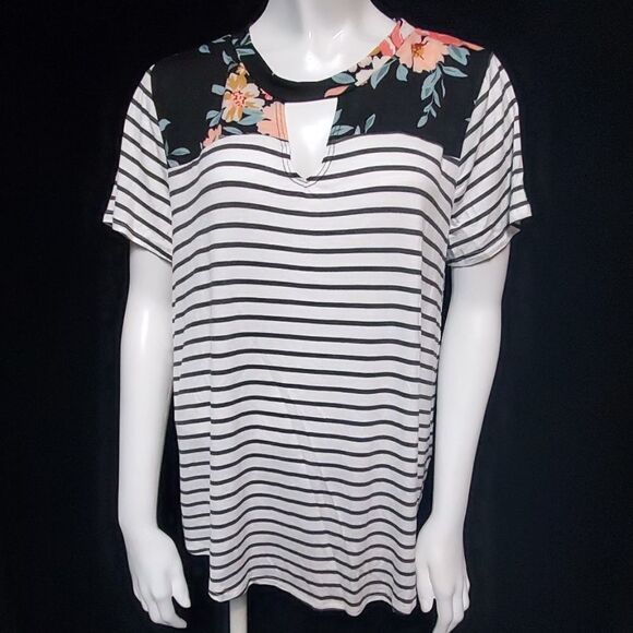 Flawless Gray & White Striped Short Sleeve Tee (S) - Picture 2 of 5